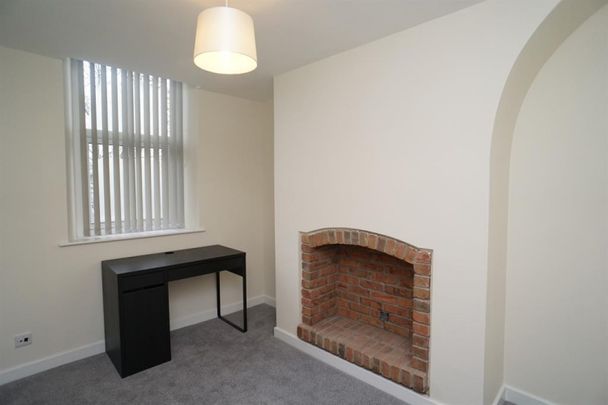 2 bedroom Flat To Let - Photo 1