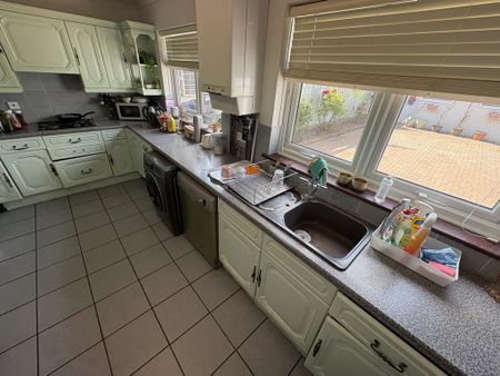 1 bedroom in a house share to rent - Photo 3