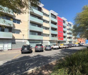 Stylish Top Floor City Apartment - Photo 4