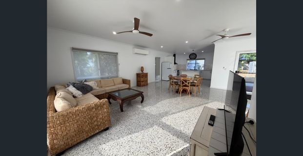 Modern 2 Bedroom Cottage - Close to Beach - Photo 1