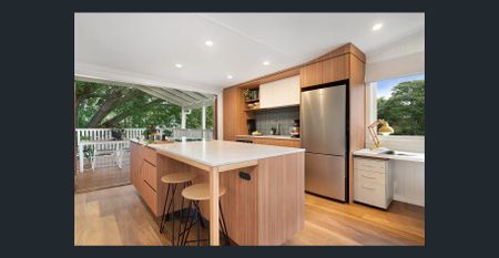 Your own private treehouse in an ultra-convenient location - Photo 4