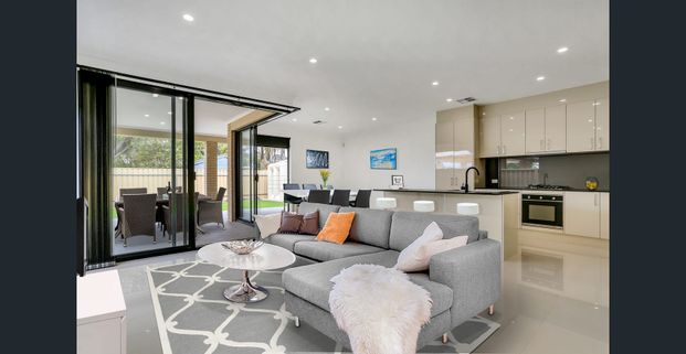 Modern 3 bedroom home only a 5 minute driver to the Beach! - Photo 1