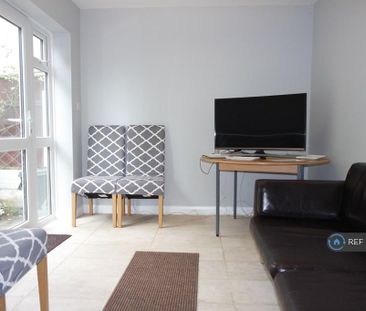 1 bedroom in a house share to rent - Photo 2