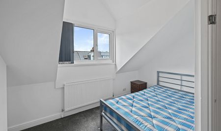 Perfectly Situated Five-Bedroom Student House in a Vibrant Area - Photo 2