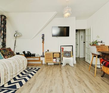 A Stone’s Throw from Hove Beach, one bedroom 2nd floor flat - Photo 1