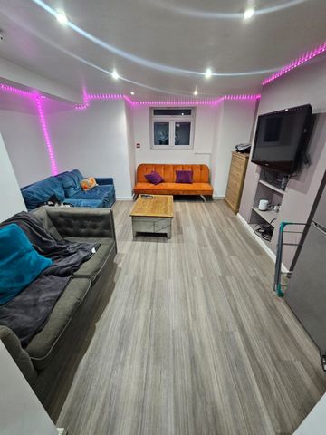 7 Bed - 50 Chestnut Avenue, Hyde Park, Leeds - LS6 1BA - Student - Photo 3