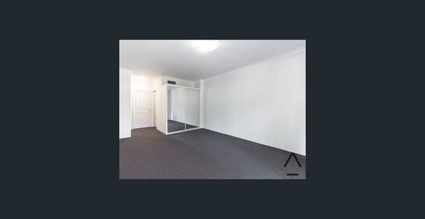 Superb Location, Oversized Refreshed Three Bedroom Apartment 5 Min Walk to Strathfield Station! - Photo 1