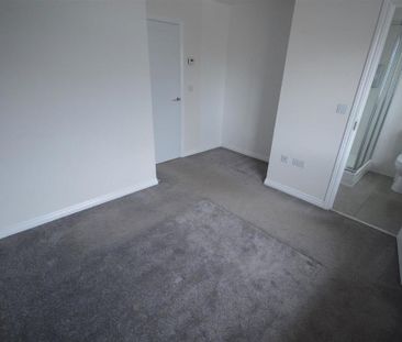 3 bedroom end of terrace house to rent - Photo 4