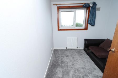3 bedroom flat to rent - Photo 3
