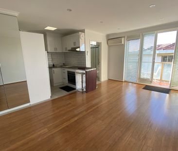Beachside Bliss – Renovated Studio with Balcony & Parking! - Photo 5