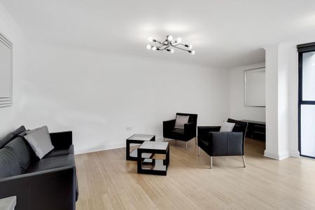 2 bedroom mews to rent - Photo 3
