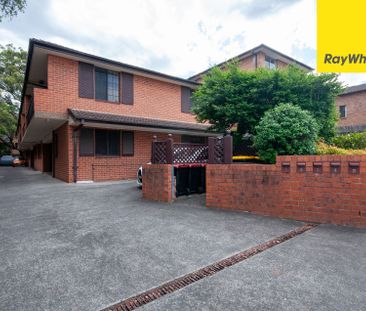 THREE BEDROOM TOWNHOUSE IN EXCELLENT LOCATION - Photo 5