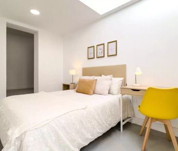 Room in a shared 7-bedroom apartment for rent in les Tres Torres, perfect for professionals or students. - Photo 5
