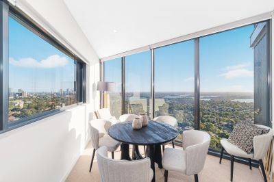 Three Bedroom with Stunning Views - City Skylines and Harbour Bridge - Photo 2