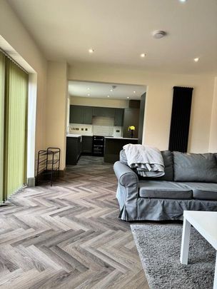 6 bedroom semi-detached house to rent - Photo 1