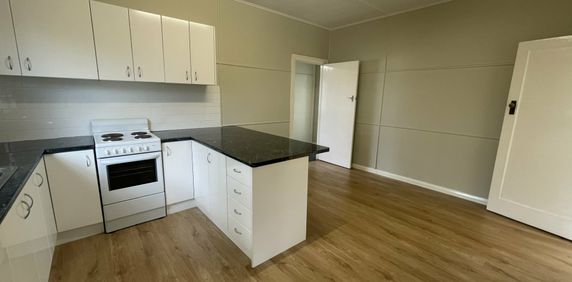 Generously sized 3 bedroom home - Photo 2