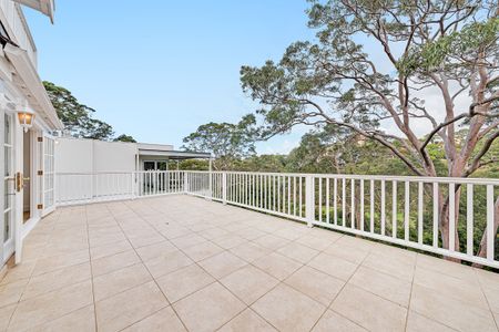 Renovated Family Home, Set in the Treetops - Photo 2