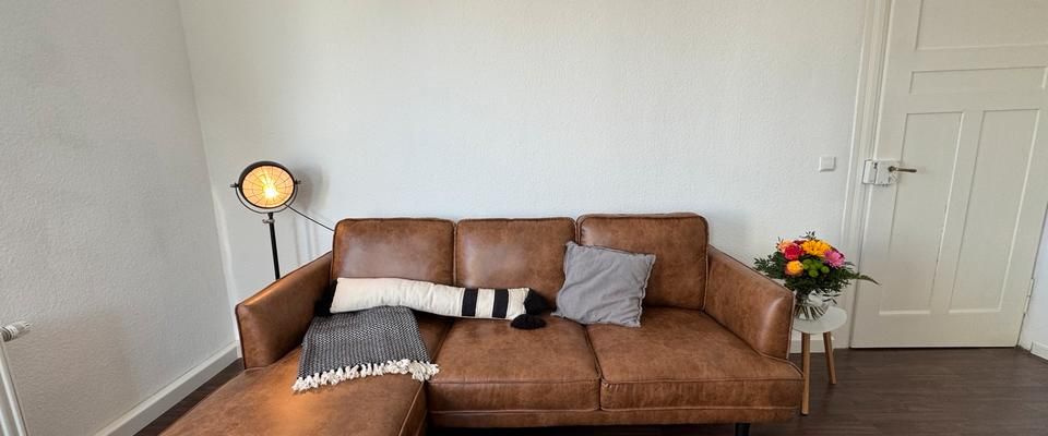 Altbaucharme: Geräumige, möblierte 2 Zimmer-Wohnung mit Küche - Photo 1