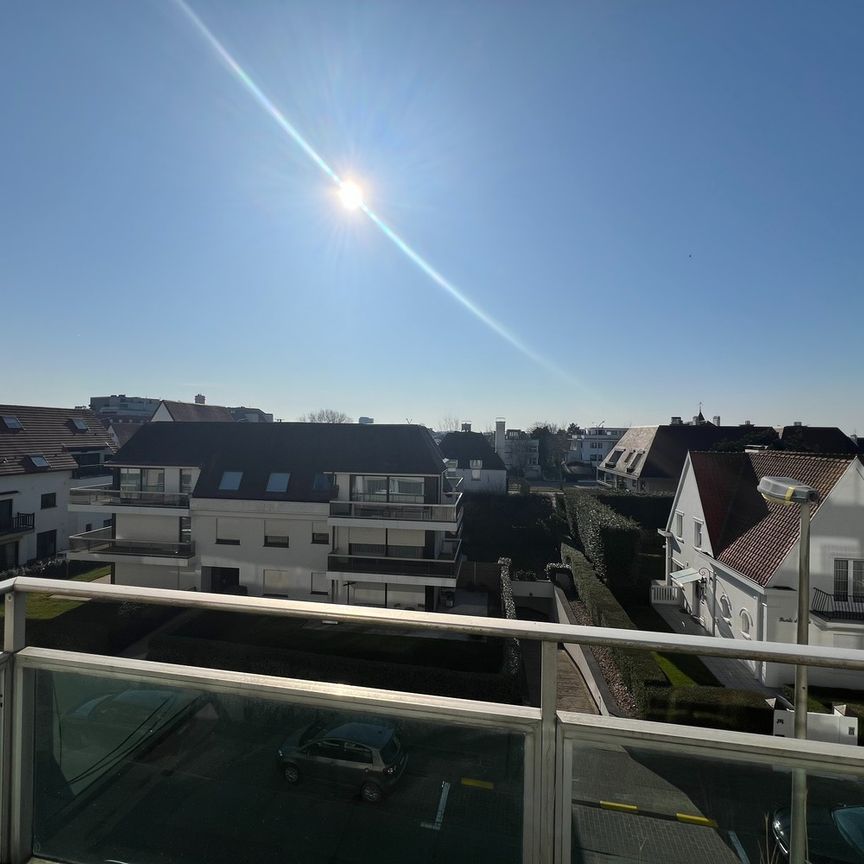 Zonnig 1-slaapkamer appartement met terras op de Jozef-Nellenslaan in Knokke! - Foto 1