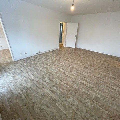 Für Mieter mit Ideen: renovierungsbedürftige 2-Zimmer Wohnung mit Potenzial! - Photo 1