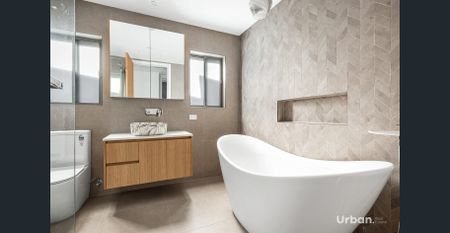 Luxury Family Living in Prestigious Colebee Location - Photo 3