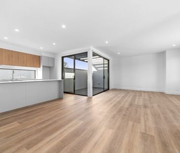 Live Green and Save Money - 6.4 Kilowatt Solar Panels on Roof - Photo 2