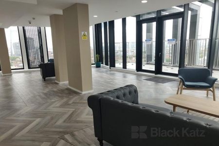 Modern, slick contemporary apartment with stunning views - Photo 4