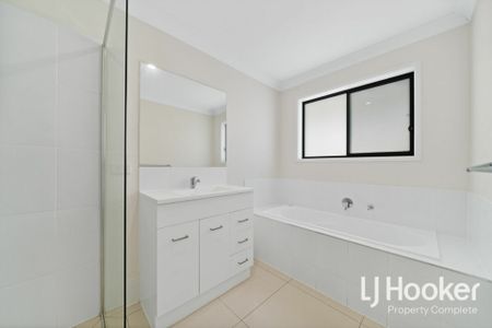 FAMILY LIVING - GREAT SIZE BACK YARD - WALKING DISTANCE TO SCHOOLS - Photo 5