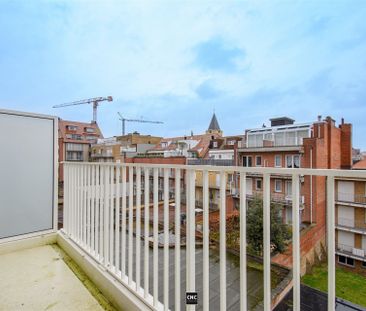 Zonnig en lichtrijk nieuwbouwappartement met 2 slaapkamers in het centrum van Knokke, in een zijstraat van de Dumortierlaan. - Foto 1