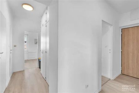 Pronájem prostorného bytu v klidné lokalitě - Fotografie 2