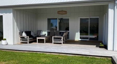 Contemporary family home - Photo 3