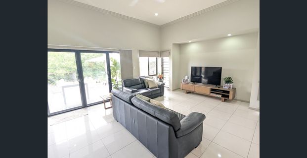 THIS ONE HAS IT ALL !!! - Photo 1