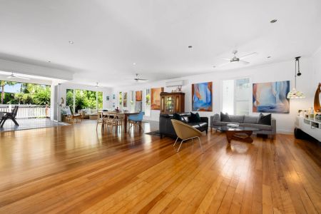 Spacious Family Home with Pool & Solar in Prestigious Bulimba Location - Photo 2