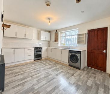 4 bedroom semi-detached house to rent - Photo 6