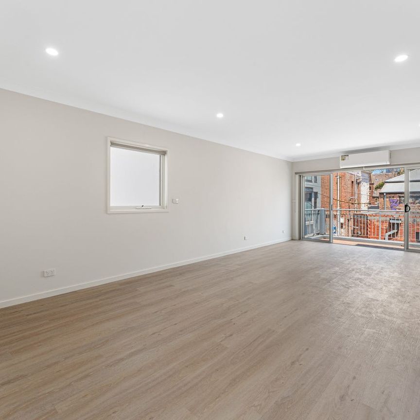 Spacious 3-Bedroom Apartment in Prime Carlton Location - Photo 1