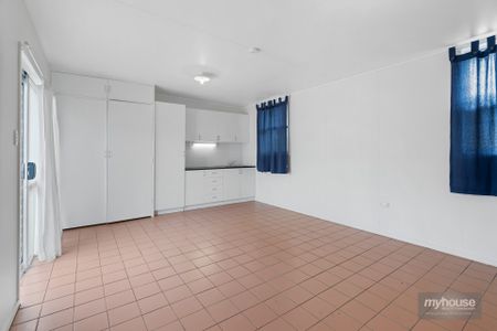 33 Butt Street, Harristown - Photo 4