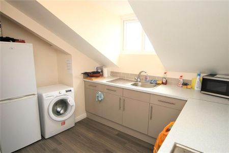 1 bedroom in a house share to rent - Photo 2