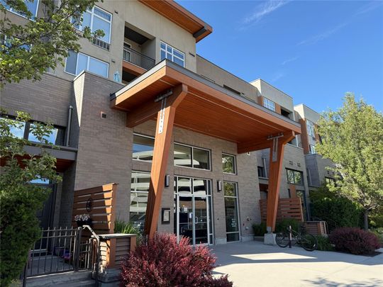 Landmark District: Lofted 1 bed+den Townhouse - Photo 1