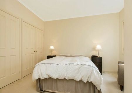 LOVELY THREE BEDROOM HOME IN IDEAL LOCATION - Photo 3
