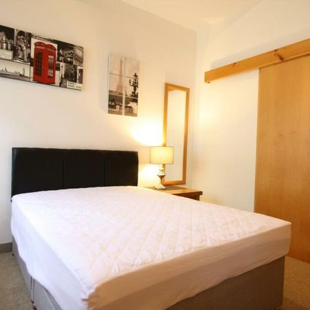 3 bedroom flat to rent - Photo 4