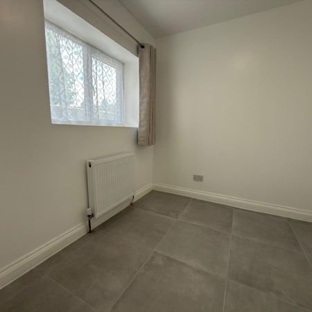 Self contained studio flat ideal for working couples- - Photo 4