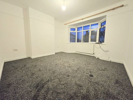 3 Bed Terraced House, Warren Road, LU1 - Photo 3