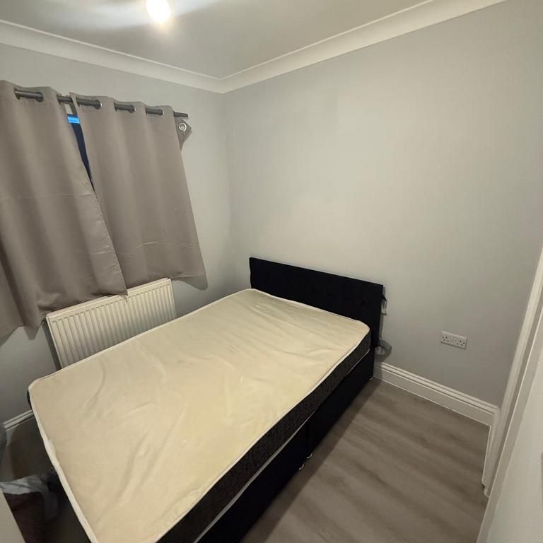 1 bedroom in a house share to rent - Photo 1