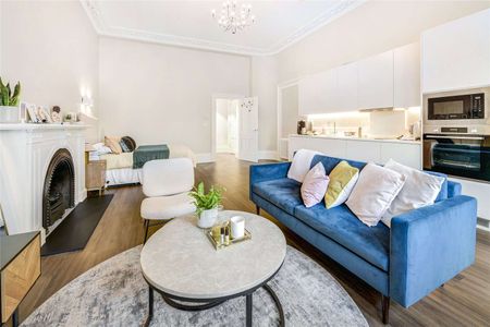 Naturally bright, spacious studio apartment in the heart of South Kensington. - Photo 2