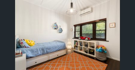 Exceptional Family Residence in a Parkside Position - Photo 4