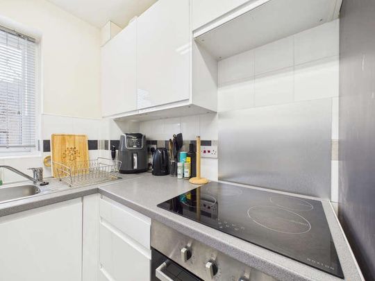 Dryden Close, PO16 - Photo 1