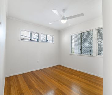 33 Landscape Street, Stafford Heights, Qld 4053 - Photo 6