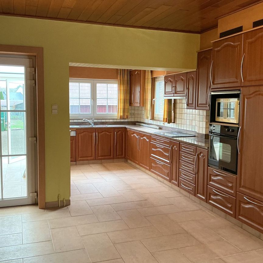 Instapklare gezinswoning met 3 SLKS, garage en tuin op toplocatie! - Foto 1