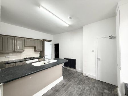 4 bedroom end of terrace house to rent - Photo 5