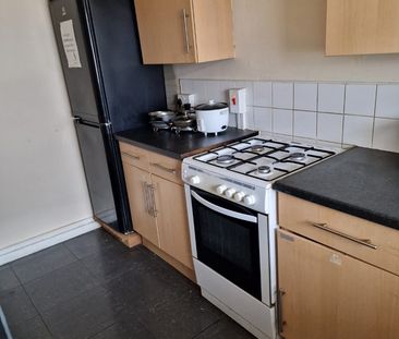 Room in a Shared House, Malmesbury Road, E3 - Photo 4